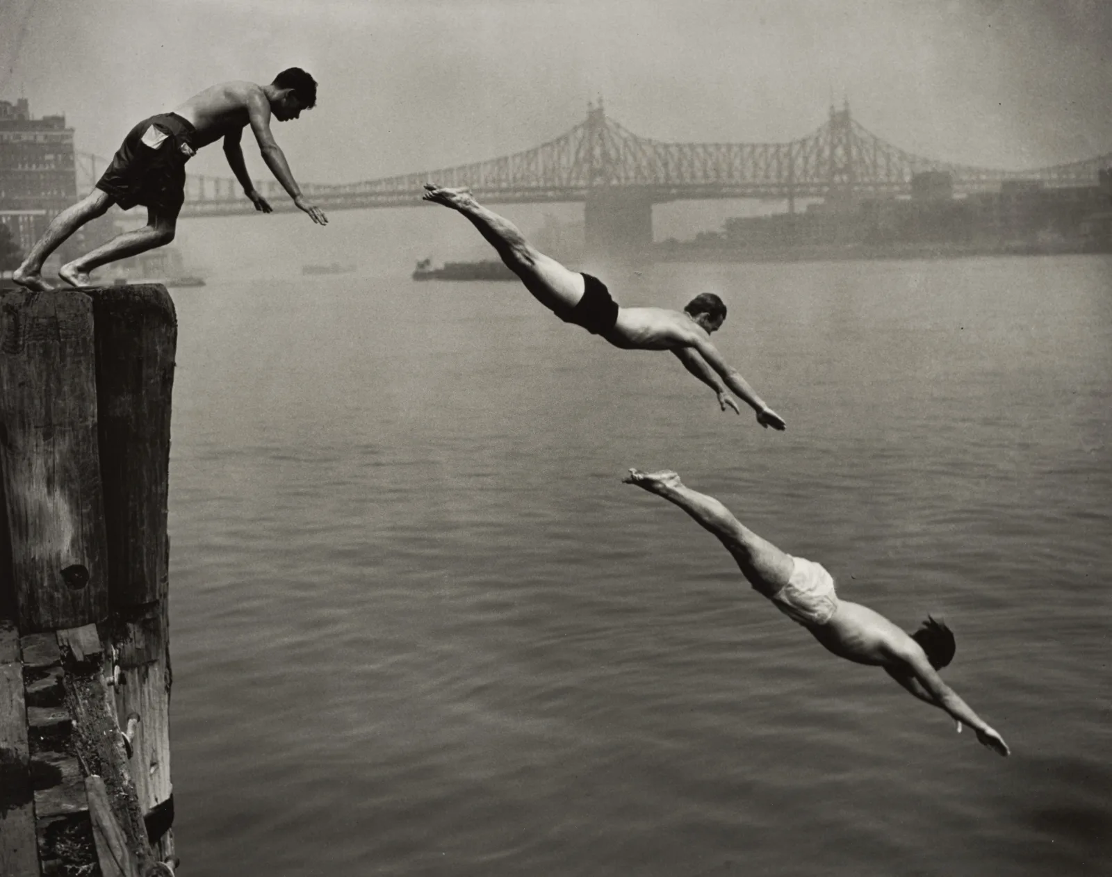 Arthur Leipzig, Divers, East River¸1948 © Estate of Arthur Leipzig, Courtesy of Howard Greenberg Gallery, New York